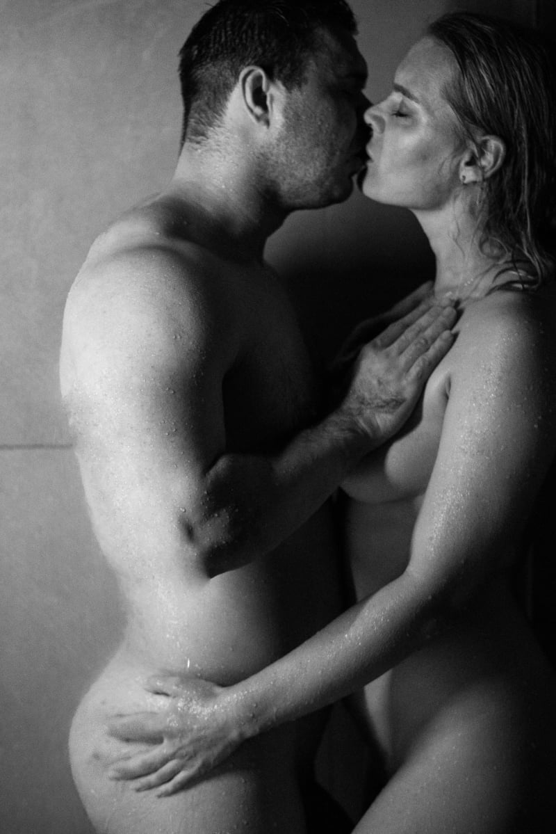 Онлайн порно: ақ шырыш пениске ағып кетеді